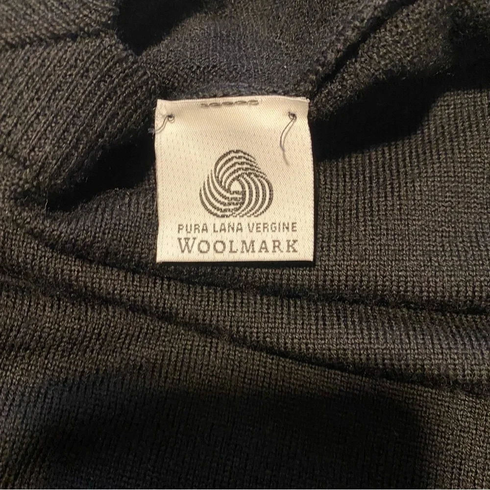 Huntington v neck black sweater made in Italy 100% Merino Wool Large size: 52